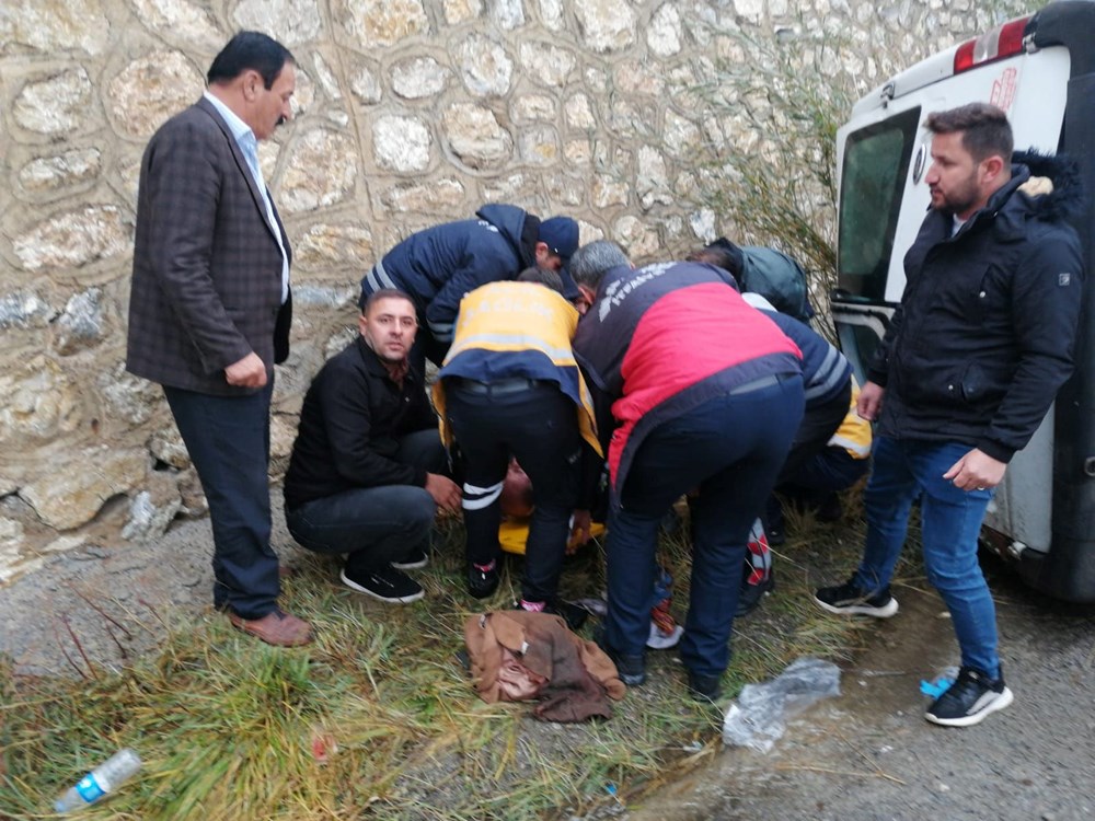 Yolcu minibüsü devrildi: 2'si ağır, 14 yaralı - 4