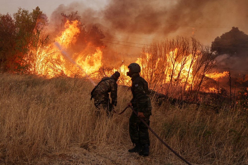 Yunanistan alevlerle boğuşuyor: Türkiye'nin gönderdiği uçaklar Atina'da - 16