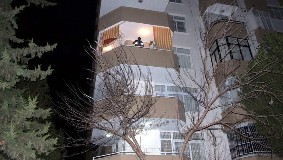 Adana'da balkondan düşen 16 yaşındaki kız hayatını kaybetti