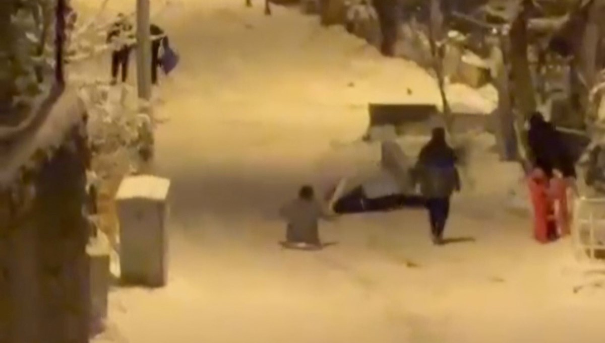 Karda tepsiyle kayan genç kız komaya girdi Karda tepsiyle kayan genç kız komaya girdi