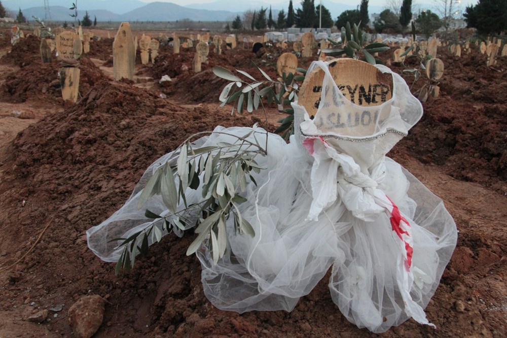Depremde ölenlerin yarım kalan hikayeleri mezarlara yansıdı - 5