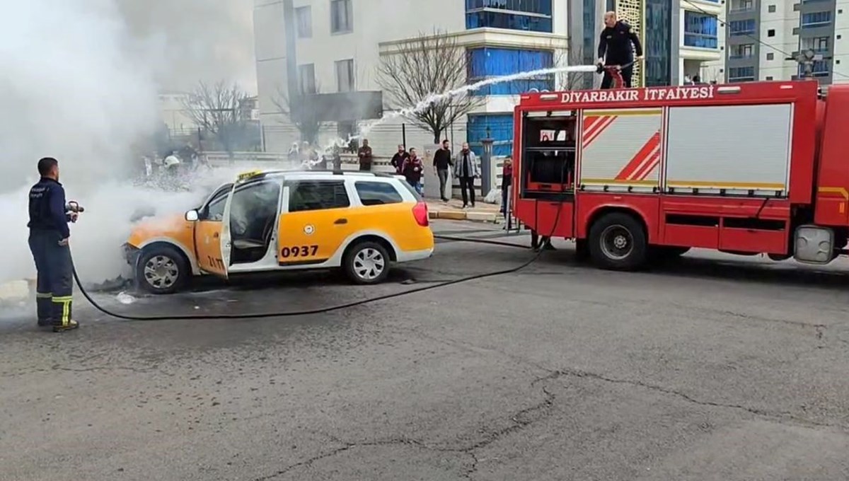 Diyarbakır’da kaza sonucu otomobil alev aldı