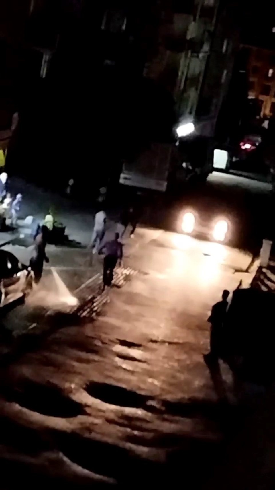 İstanbul'da oğlunu dövenleri döner bıçağı ile kovaladı - 1