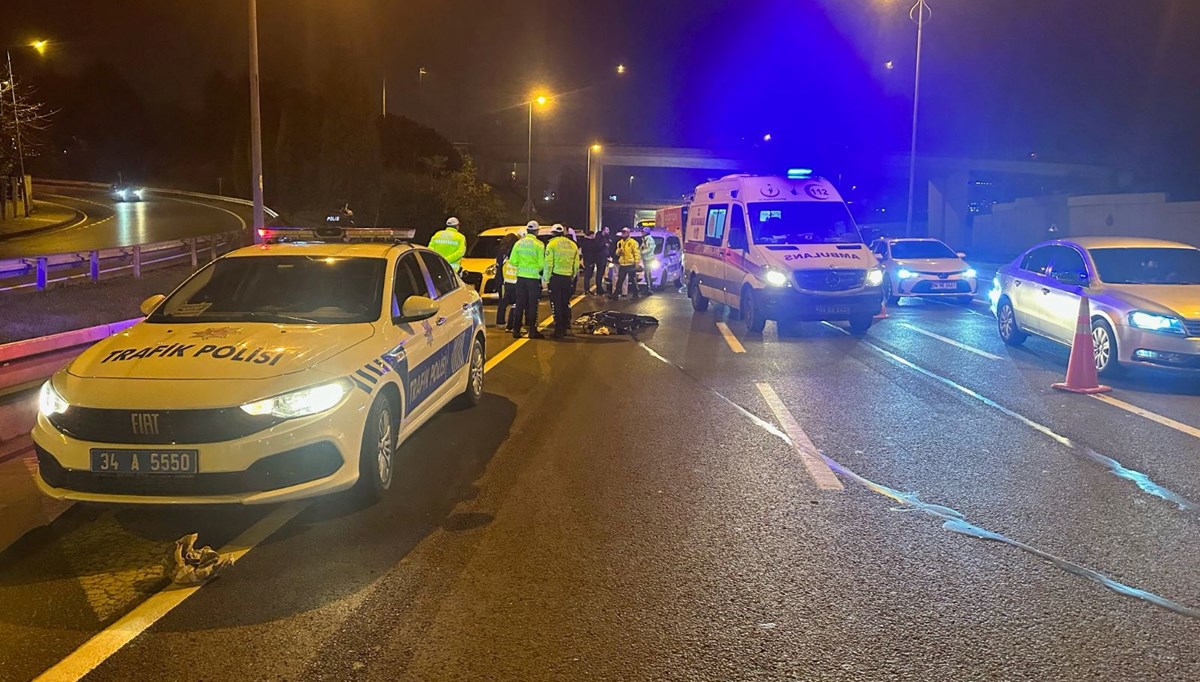 Zeytinburnu'nda feci kaza: Yolun karşısına geçerken iki otomobilin çarptığı yaya hayatını kaybetti Zeytinburnu'nda feci kaza: Yolun karşısına geçerken iki otomobilin çarptığı yaya hayatını kaybetti