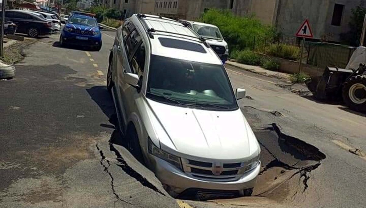 Bodrum’da su isale hattı patladı, araç çukura düştü