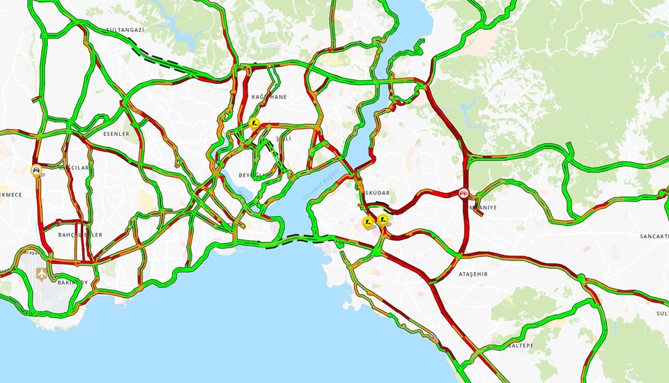 TEM’de devrilen kamyonet trafiği aksattı: Yoğunluk yüzde 70'i geçti - 1