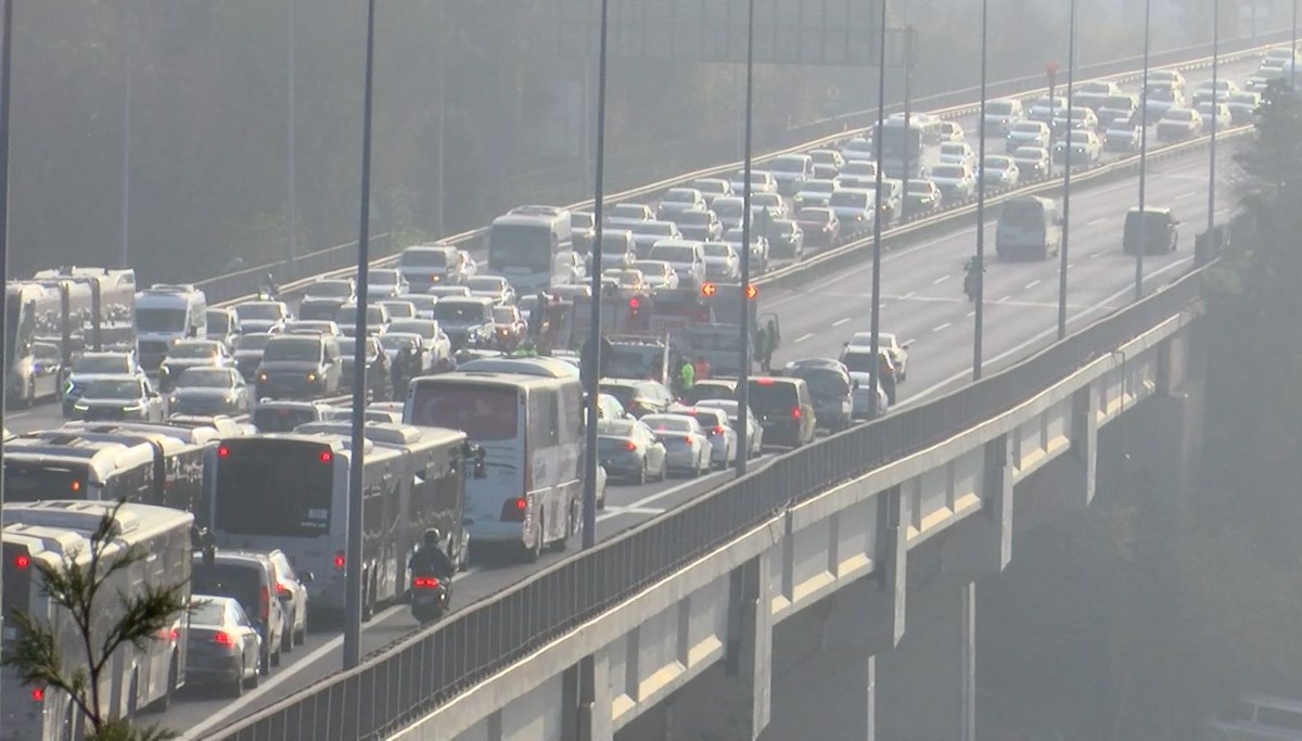 15 Temmuz Şehitler Köprüsü’nde 8 aracın karıştığı kaza (Trafik yoğunluğu yaşanıyor)