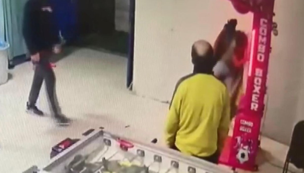 Oyun makinesine tekme atarken duvara böyle girdi