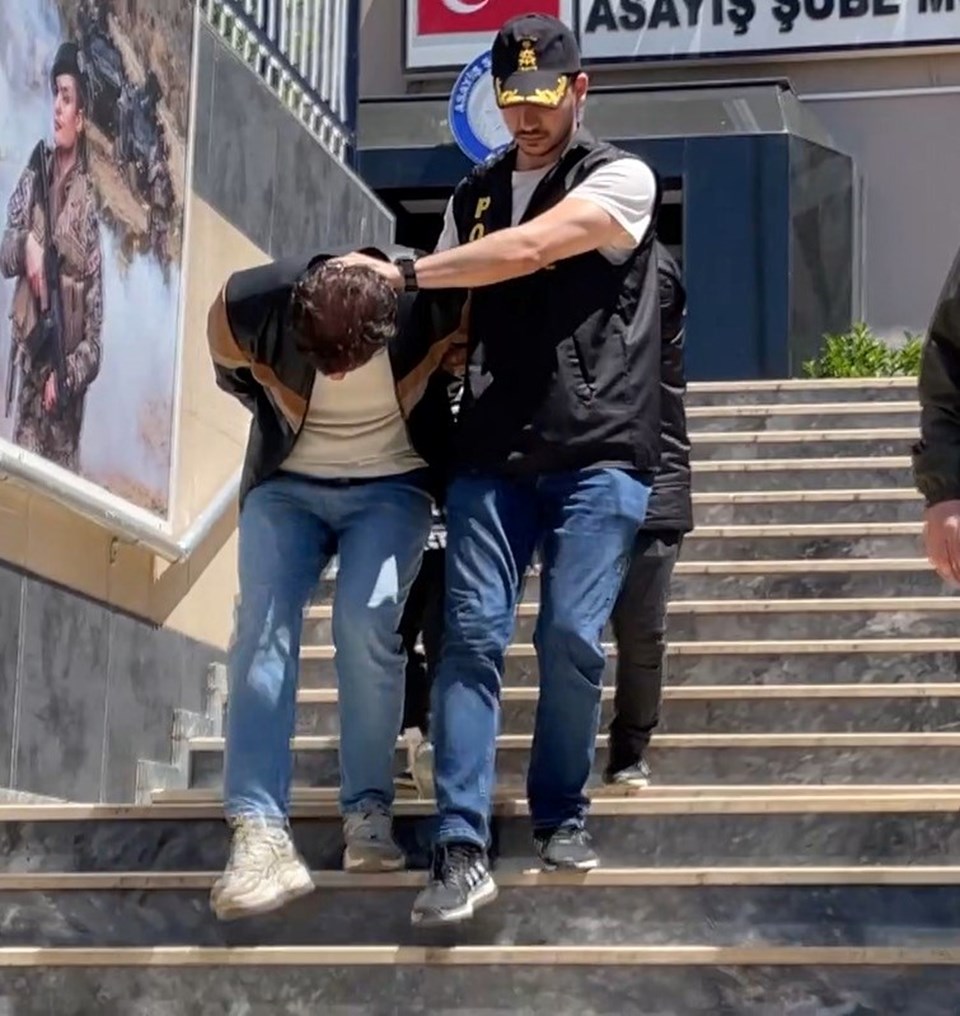 15 yaşındaki çocuk oto galeriyi kurşun yağmuruna tuttu - 1