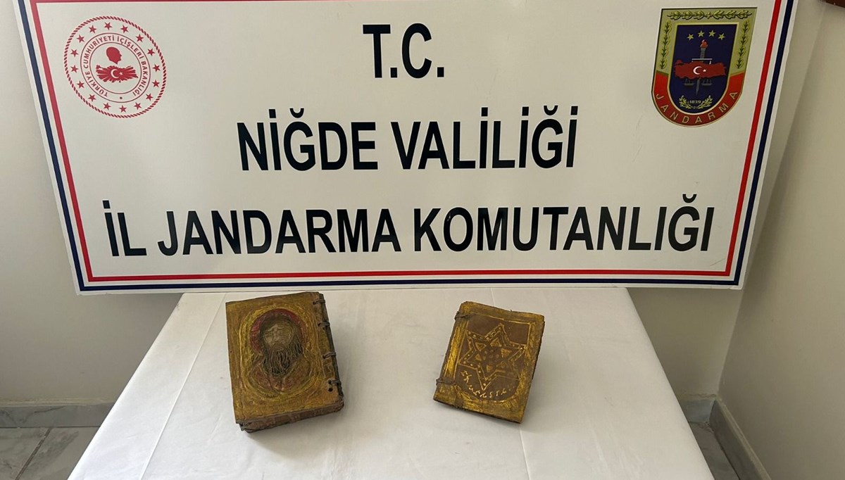 Niğde'de ceylan derisinden el yazması kitap ele geçirildi Niğde'de ceylan derisinden el yazması kitap ele geçirildi