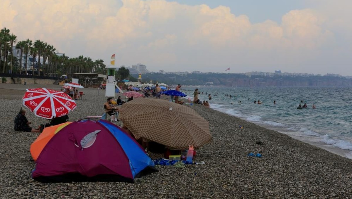 Antalya’da yağmur sürprizi: Kimi kaçtı, kimi aldırmadı