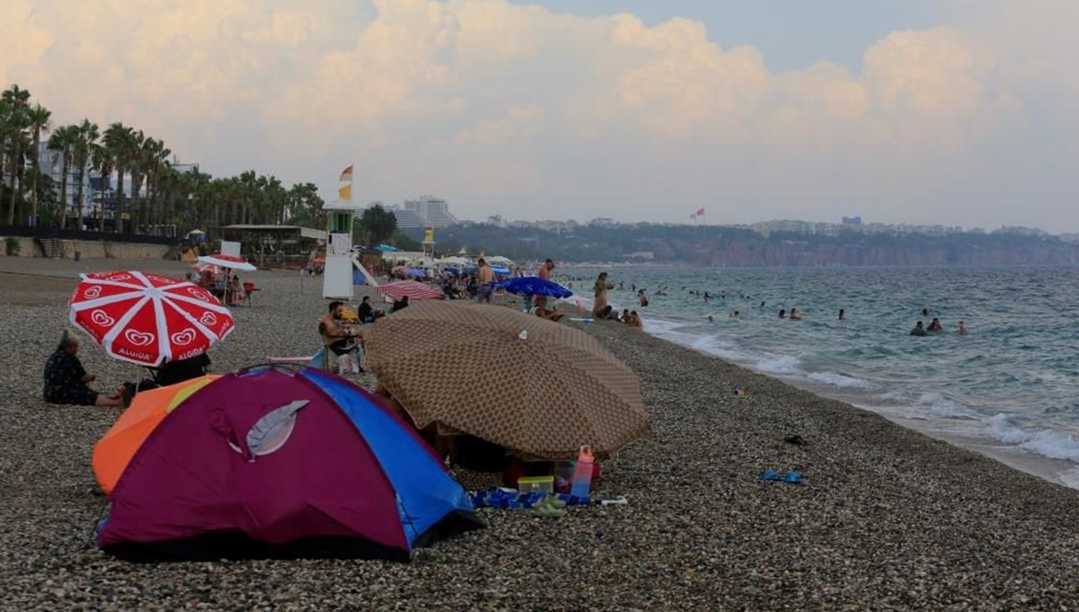 Antalya’da yağmur sürprizi: Kimi kaçtı, kimi aldırmadı Antalya’da yağmur sürprizi: Kimi kaçtı, kimi aldırmadı
