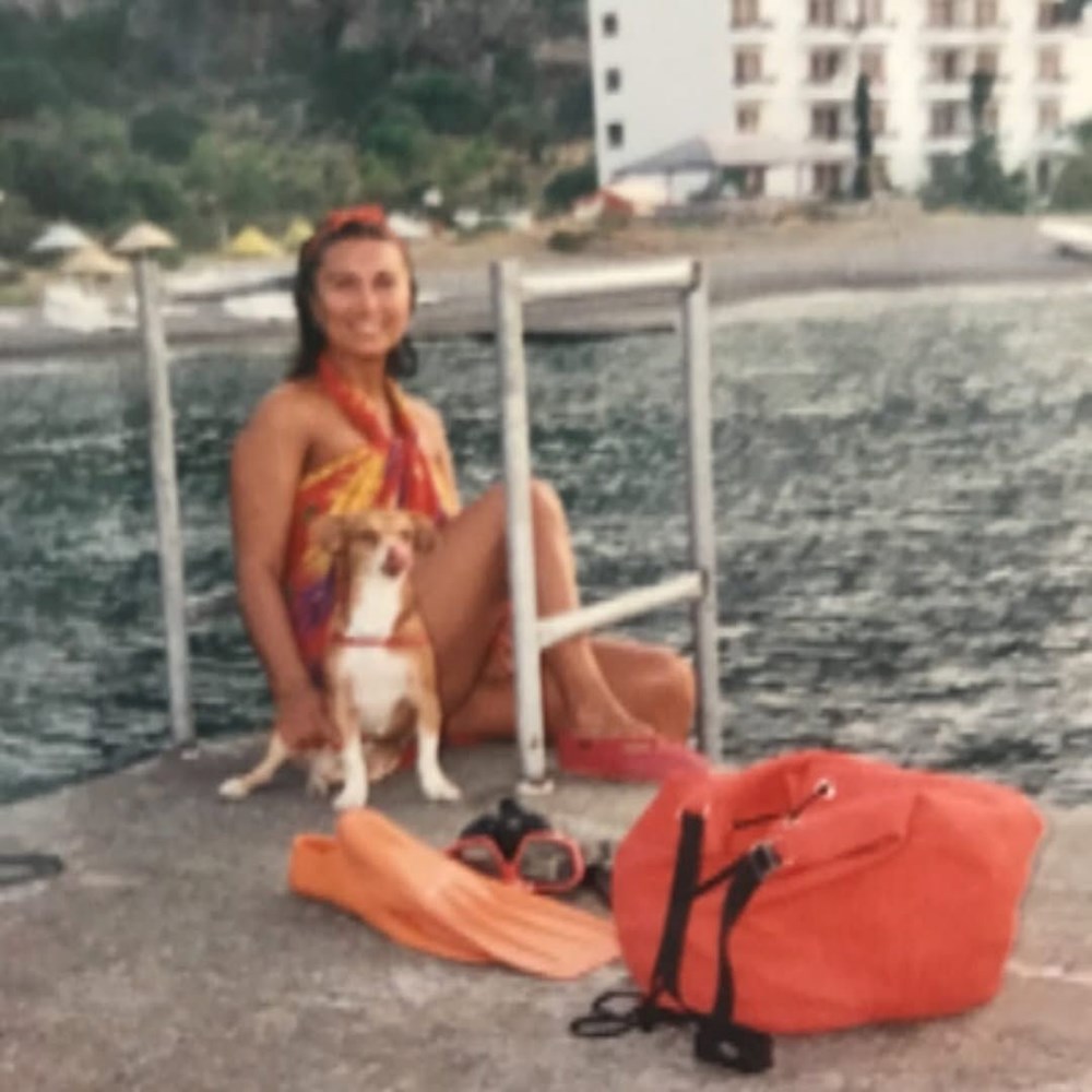 Nilgün Belgün takipçilerini geçmişe götürdü: Bu fotoğraf Marmaris'te çekildi (Ünlülerin çocukluk ve gençlik halleri) - 3