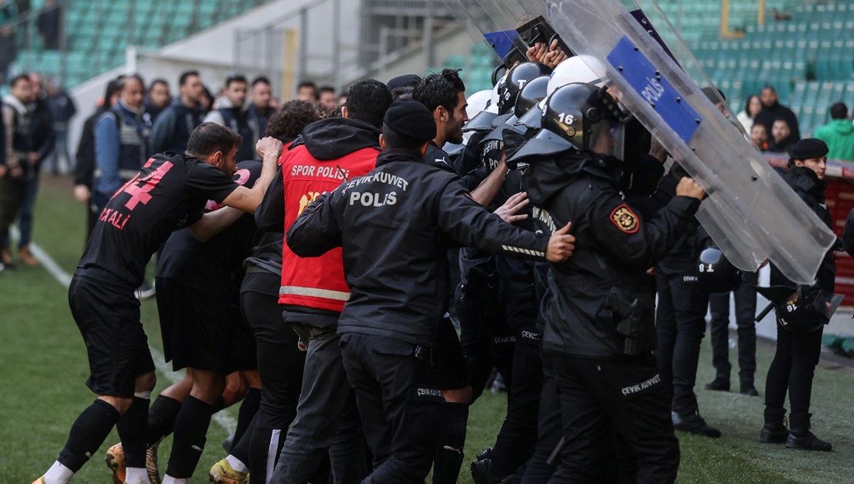 Bursaspor-Diyarbekirspor maçında futbolcular birbirine girdi: 6 kırmızı kart, 1 gözaltı