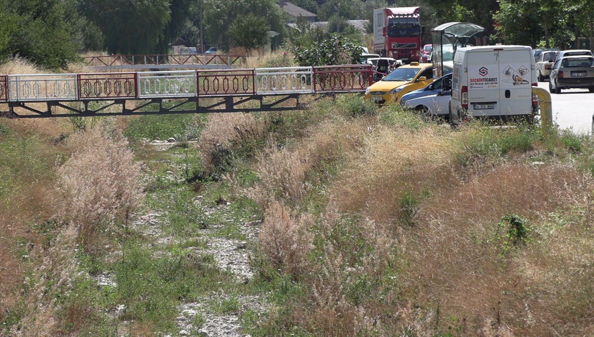 Büyüksu Deresi de kuraklıktan nasibini aldı