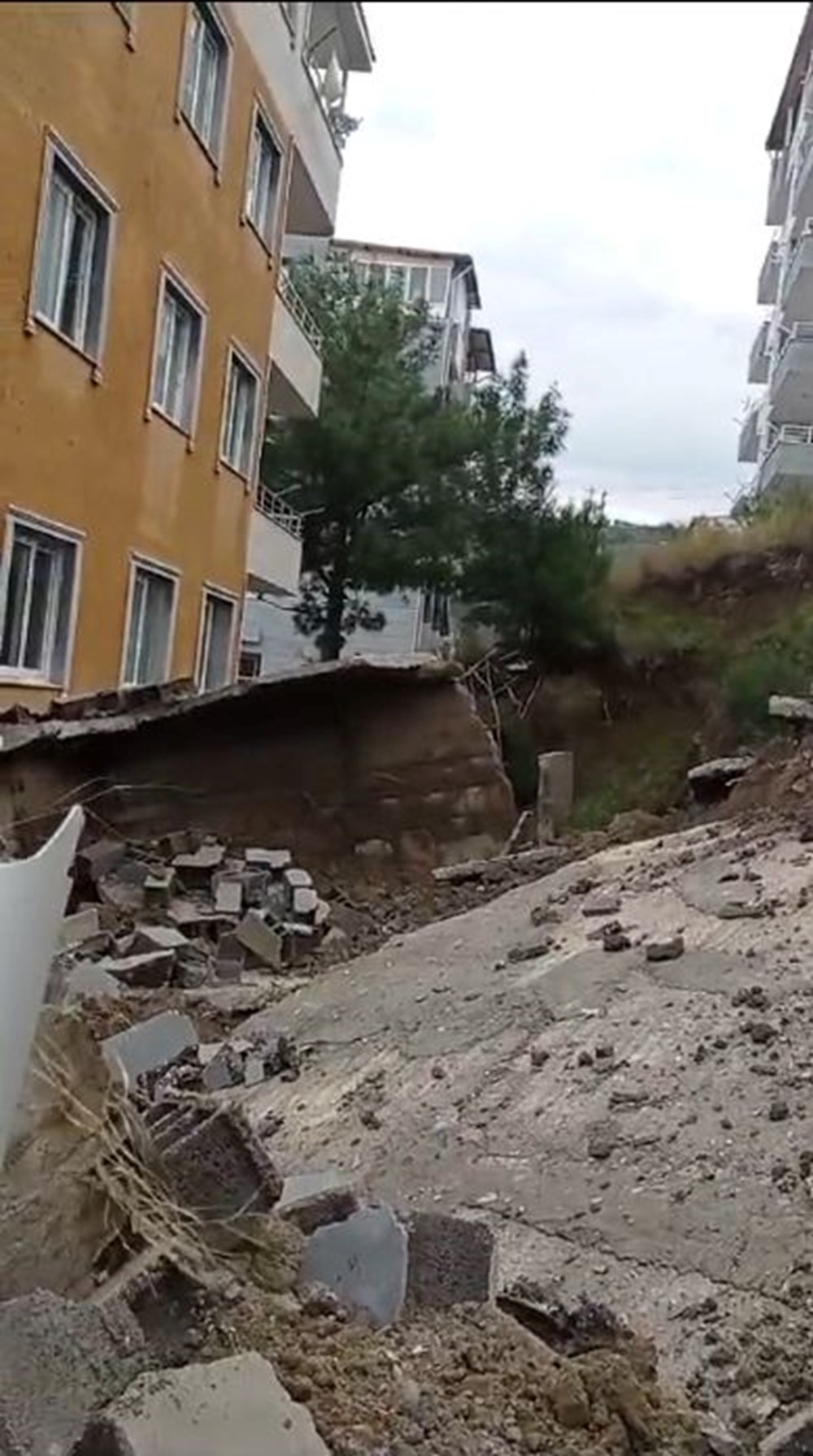 İskenderun sahili yine su altında: İstinat duvarı yıkılan bina boşaltıldı - 5