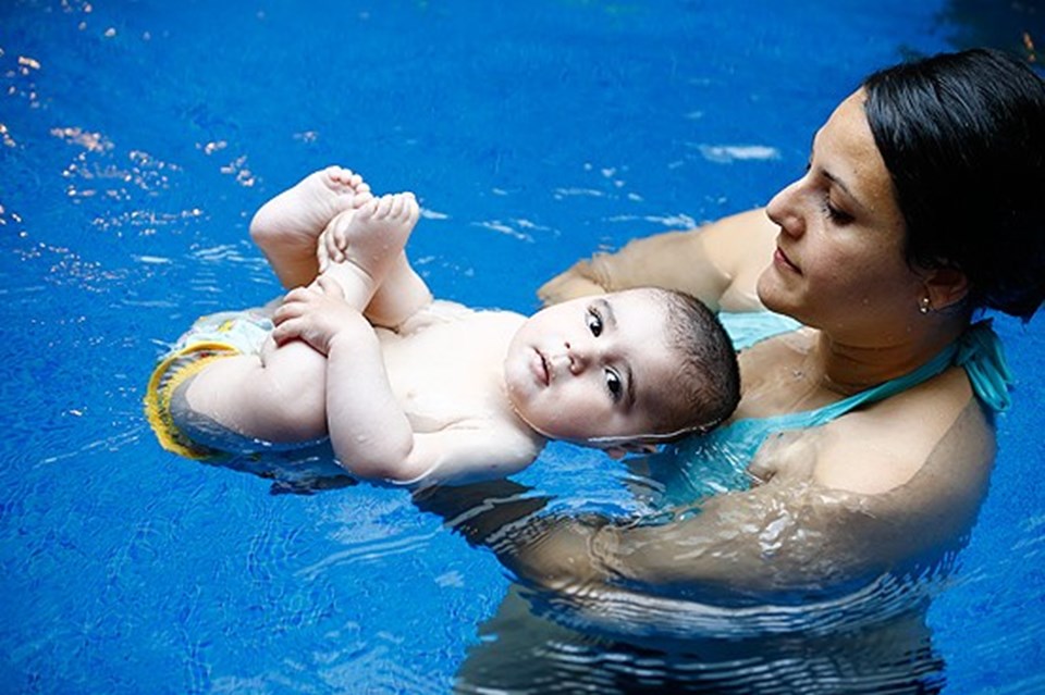 Emeklemeden yüzmeyi öğreniyorlar (2 aylık bebeğe yüzme eğitimi) - 3