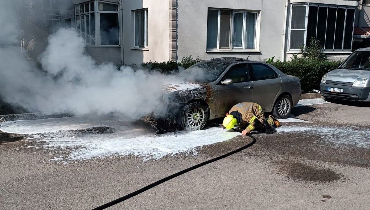 Balıkesir'de araç alev aldı