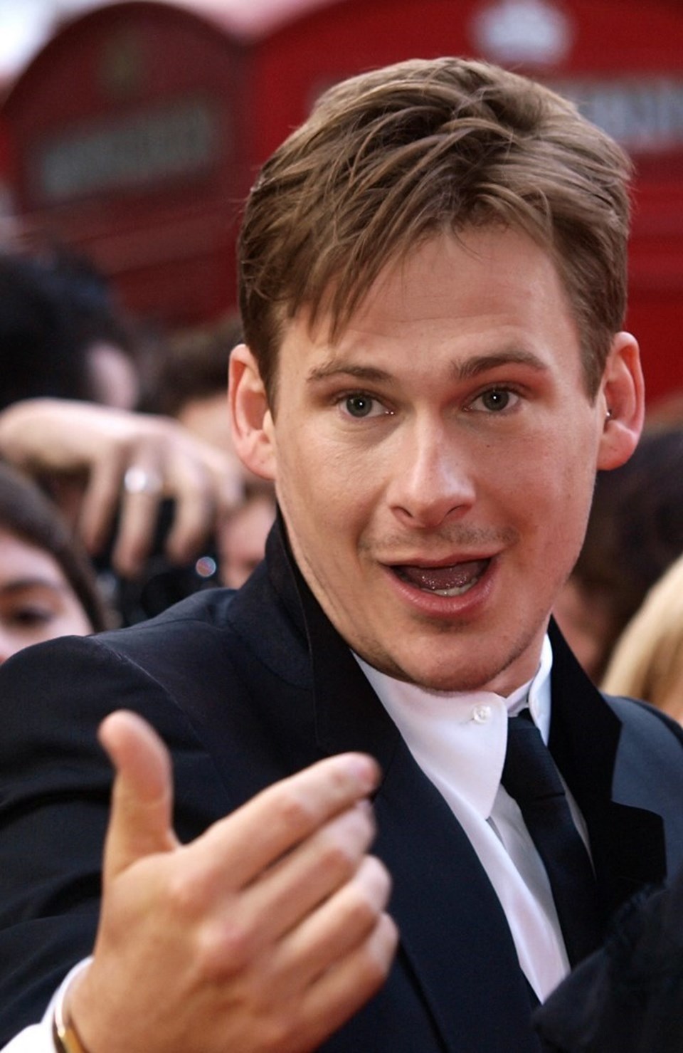İngiliz şarkıcı Lee Ryan THY uçağında olay çıkardı - 1