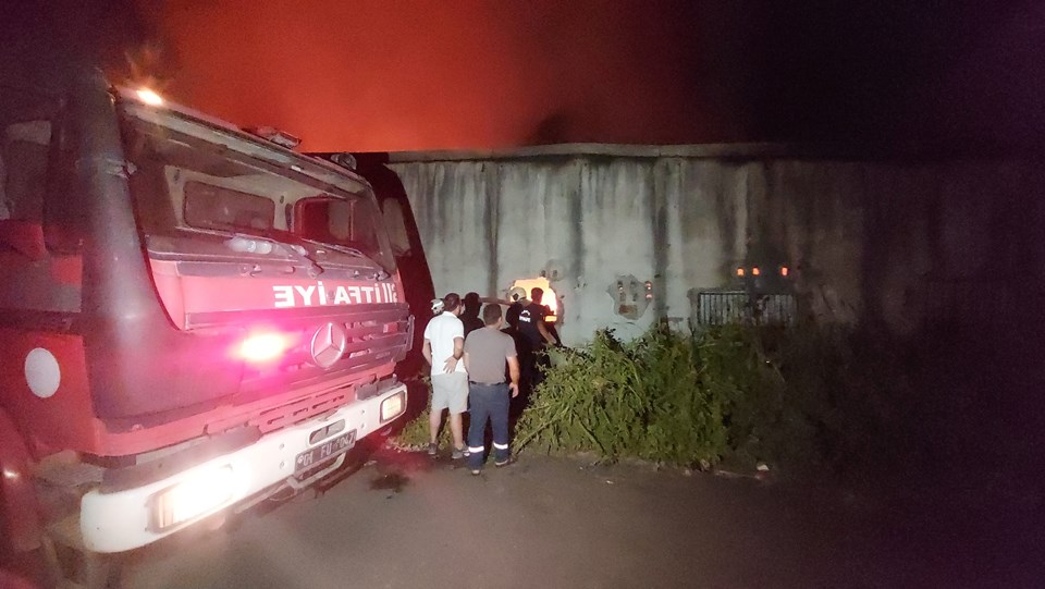 Adana’da ahşap atölyesinde yangın: İtfaiye ve TOMA birlikte müdahale etti - 1