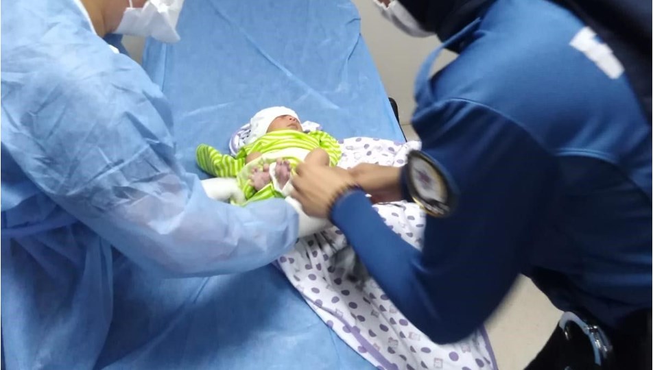 Cami avlusunda 5 günlük bebek NTV Cami avlusunda 5 günlük bebek NTV