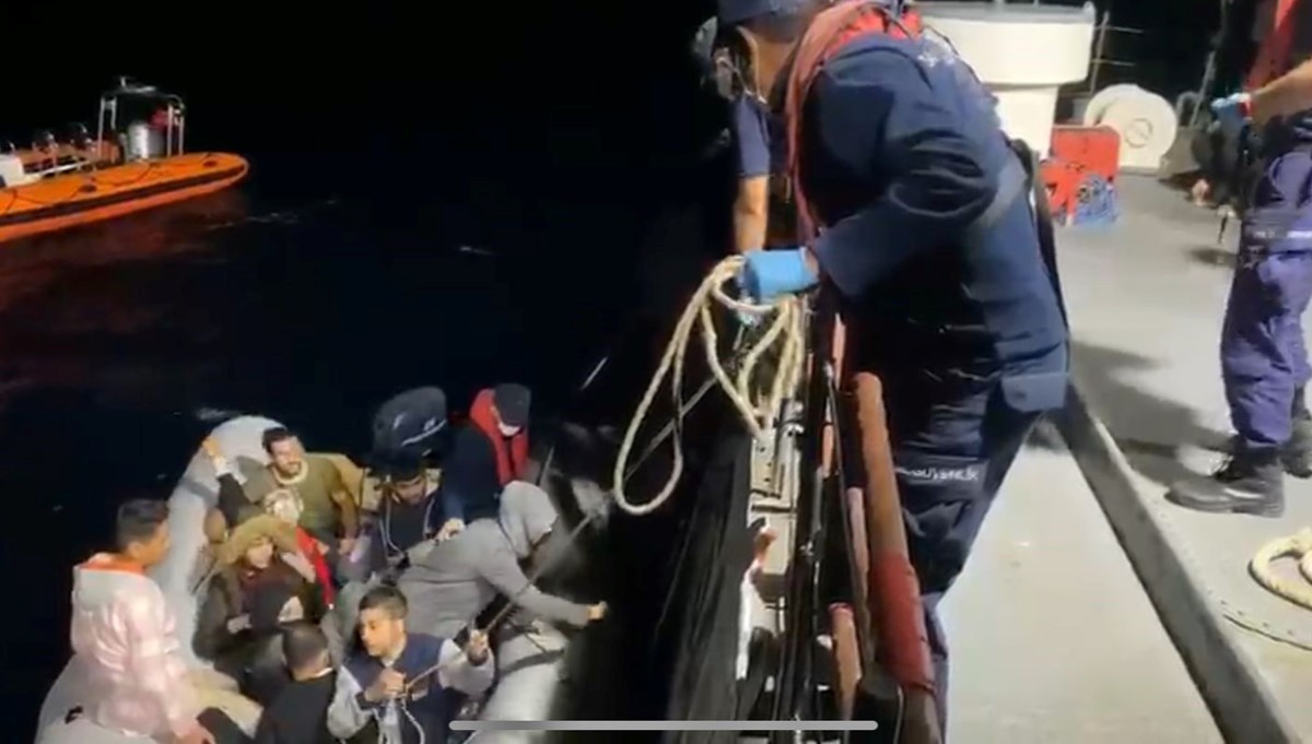 Ayvacık açıklarında 19 kaçak göçmen yakalandı Ayvacık açıklarında 19 kaçak göçmen yakalandı