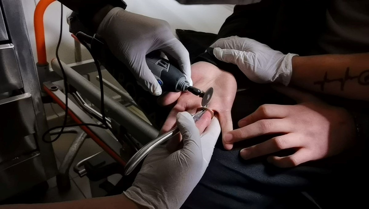 Bursa'da ilginç olay: Parmağına 1 lira sıkıştı