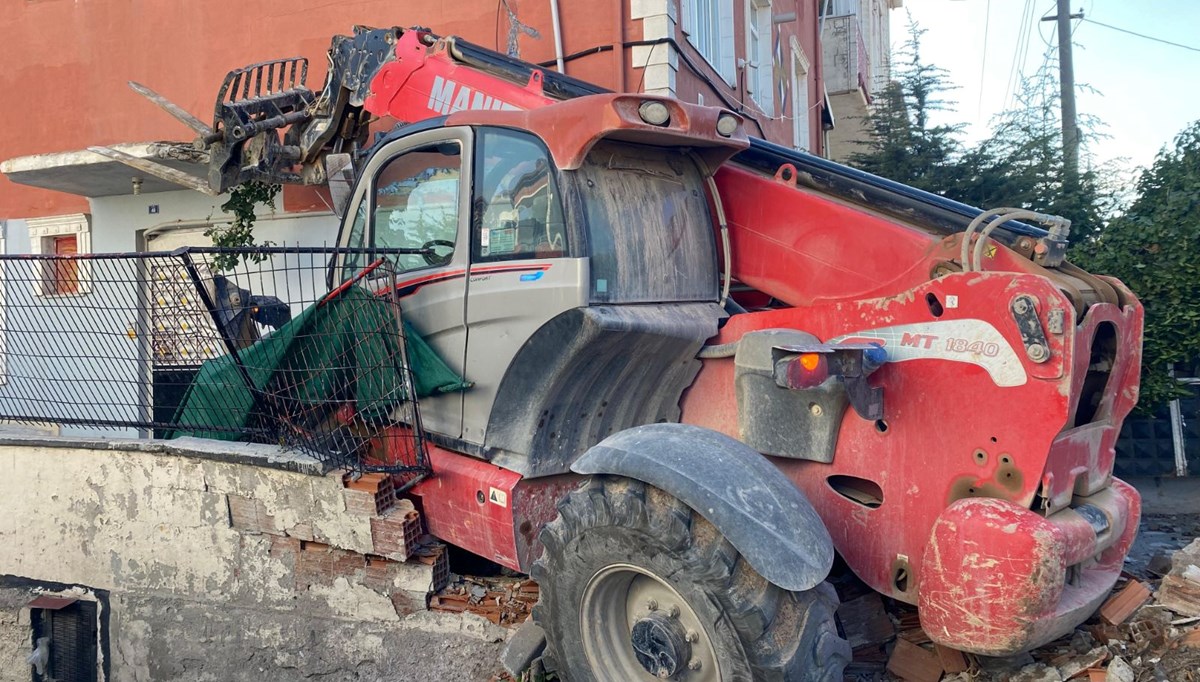 Kontrolden çıkan iş makinesi dehşet saçtı