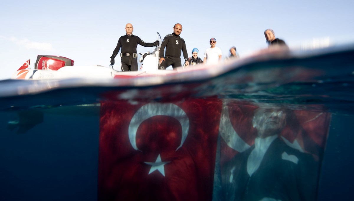 Dalgıçlar 9 Eylül vapuru batığında Türk bayrağı açtı Dalgıçlar 9 Eylül vapuru batığında Türk bayrağı açtı