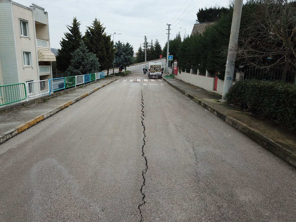 Kar yağışı sonrası tedirgin eden görüntü: Yarık büyüdü, istinat duvarları kırılmaya başladı - 6
