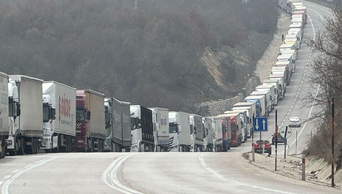 Edirne'de 19 kilometrelik TIR kuyruğu Edirne'de 19 kilometrelik TIR kuyruğu