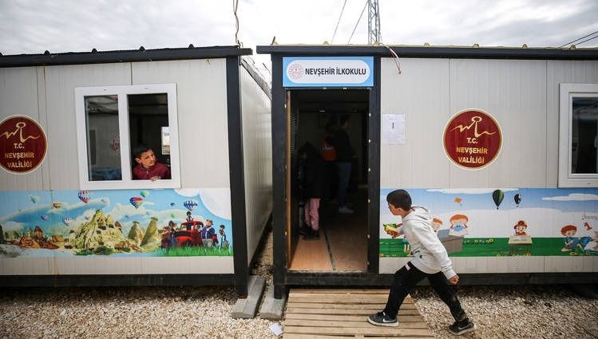 Deprem bölgesindeki 1168 öğretmen için ders zili konteynerlerde çalıyor Deprem bölgesindeki 1168 öğretmen için ders zili konteynerlerde çalıyor