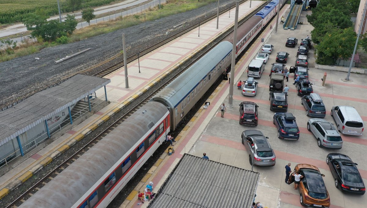 Gurbetçiler arabalı trenle dönüyor | Edirne’den Avusturya’ya 35 saatlik yolculuk Gurbetçiler arabalı trenle dönüyor | Edirne’den Avusturya’ya 35 saatlik yolculuk