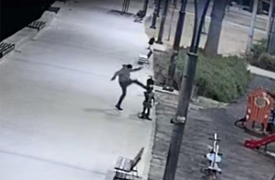 Şüpheli, heykellerin başlarını kırıp denize attı