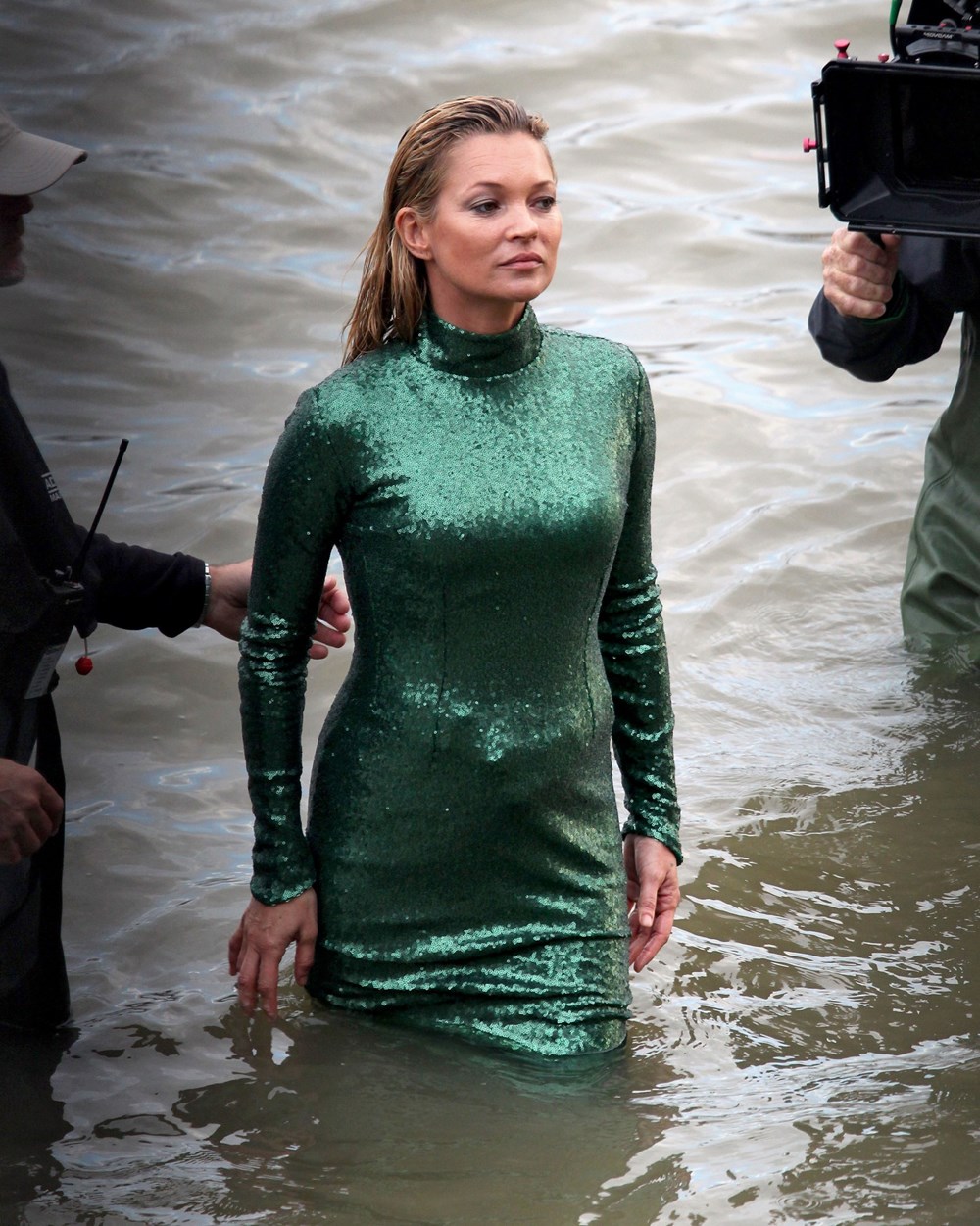 Купалась в платье. Кейт Мосс в зеленом платье в море. Кейт Мосс в платье в воде. Купается в платье. Одежда в воде.
