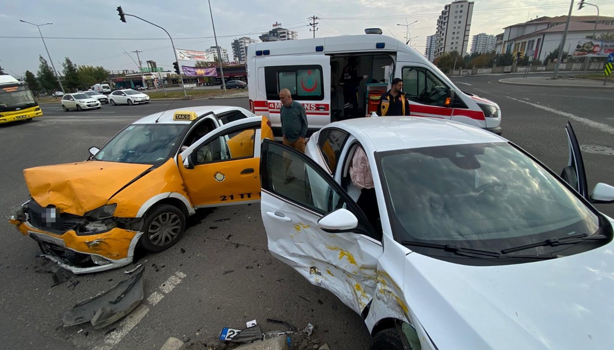 Diyarbakır’da iki otomobil çarpıştı: 1 yaralı Diyarbakır’da iki otomobil çarpıştı: 1 yaralı