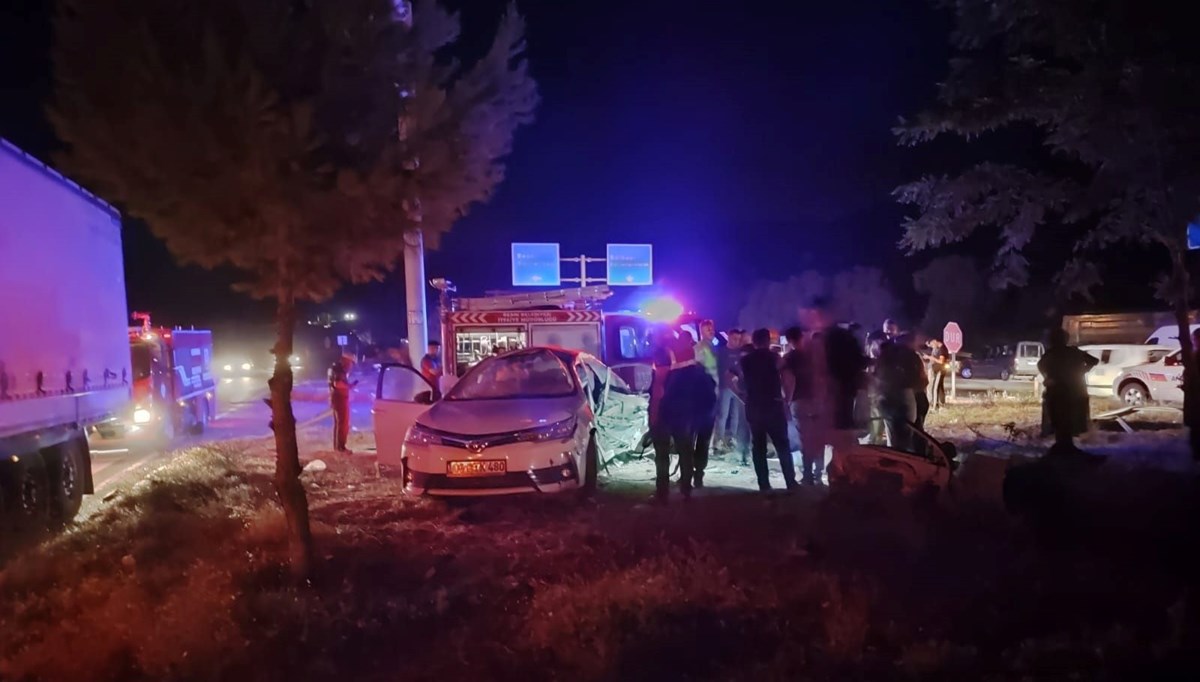 Adıyaman'da TIR ile otomobil çarpıştı, 1 kişi öldü 3 kişi yaralandı Adıyaman'da TIR ile otomobil çarpıştı, 1 kişi öldü 3 kişi yaralandı