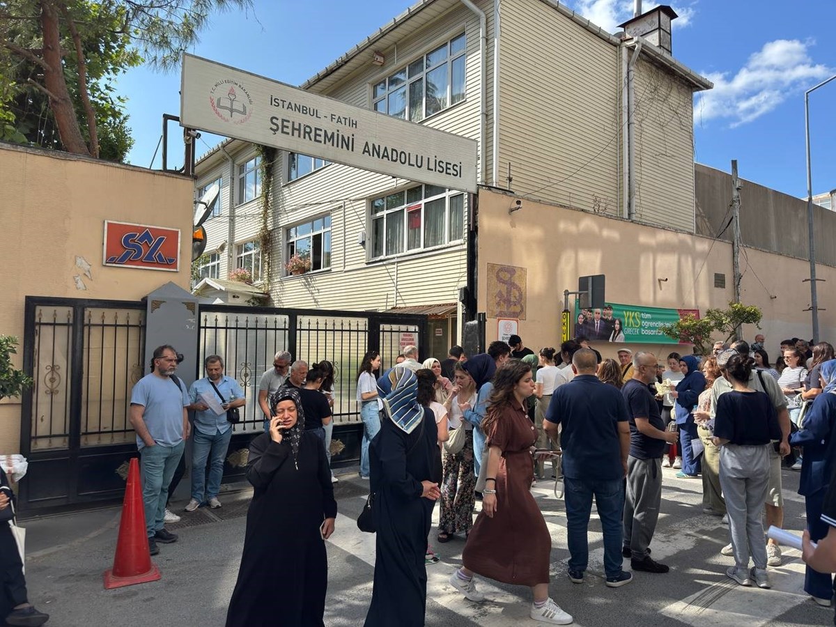 İçeride sınav sürerken, dışarıda da velilerin heyecanlı bekleyişi vardı
