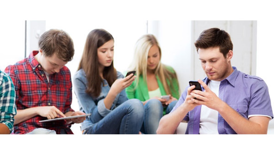 Günün 7 saatini telefonda geçiriyorlar