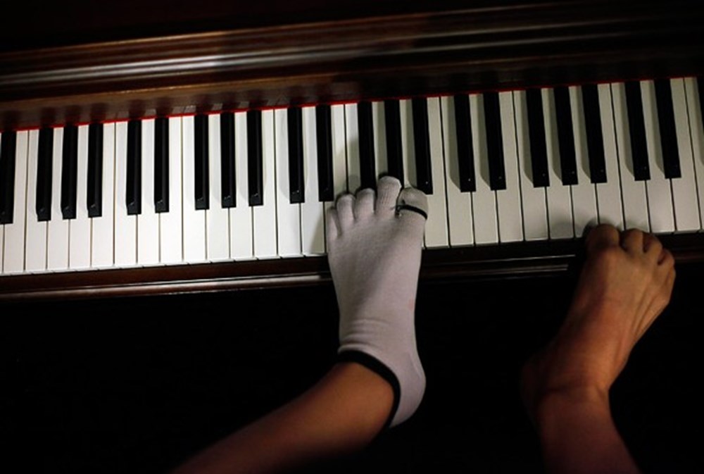 На клавишах тургенева. Руки пианиста. Игра на фортепиано. Руки на клавишах пианино. Пальцы на фортепиано.
