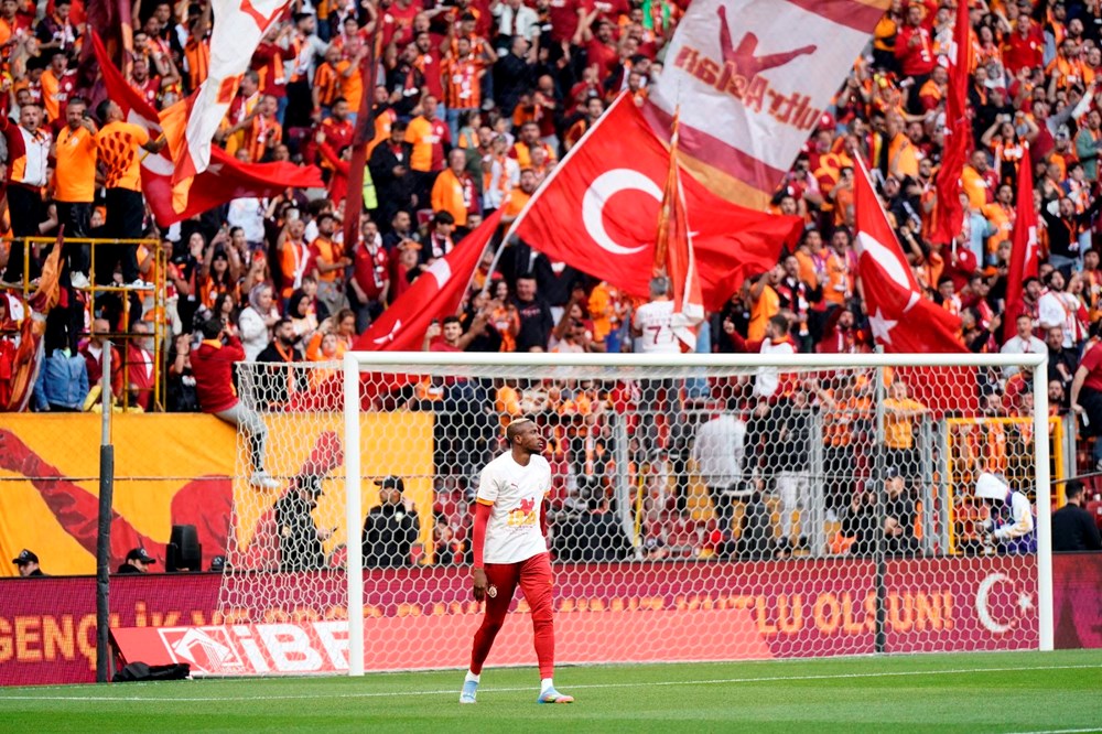Galatasaray tribünlerinden Osimhen pankartları: "Zorunda olduğun için değil, istediğin için" 72 r6O7 ySOJUONPeJupP KKw