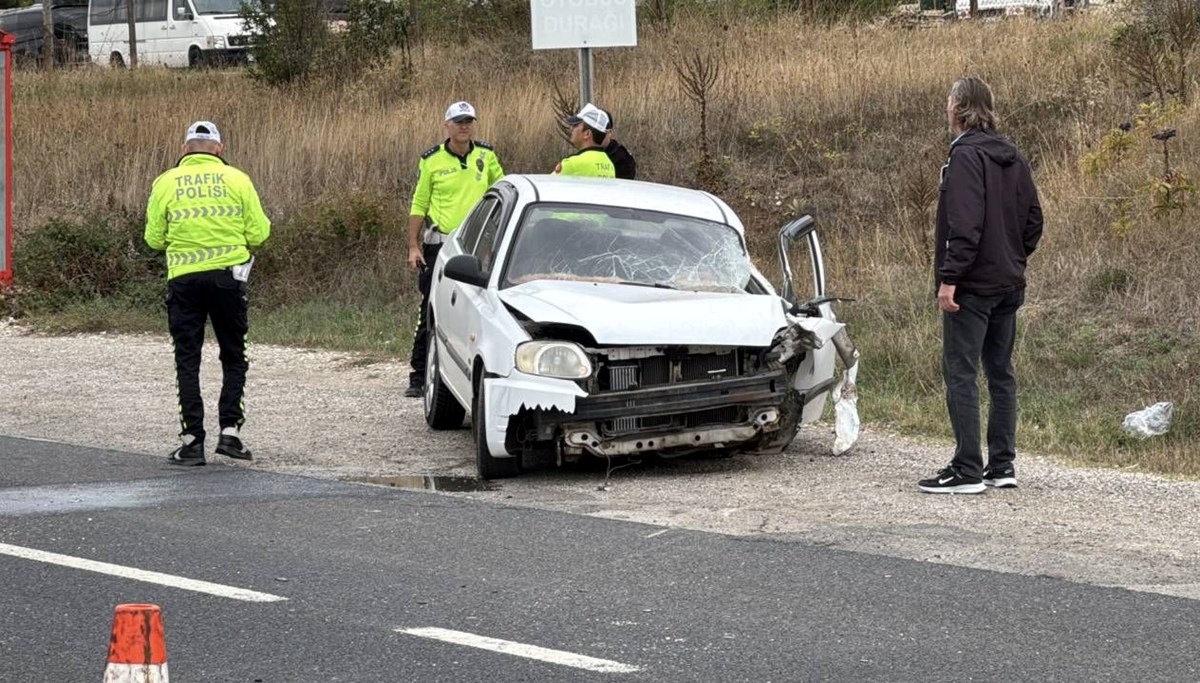 Yol süpürme aracına çarptı