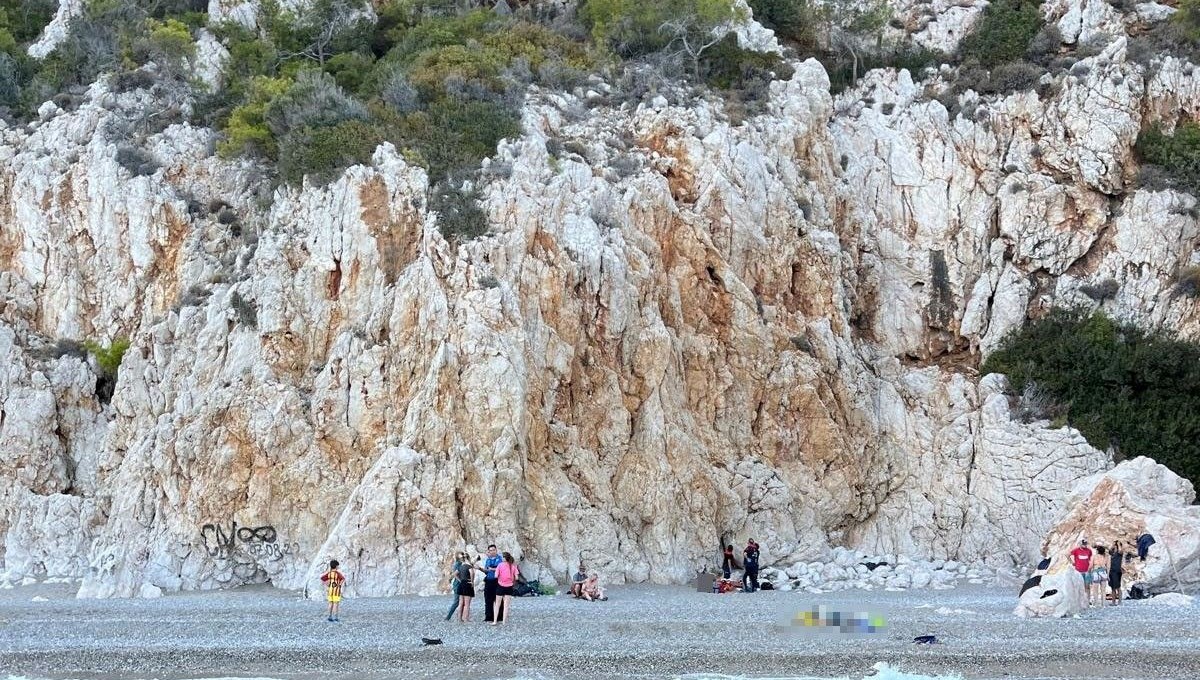 Alman turistin feci ölümü! Metrelerce yükseklikten düşerek hayatını kaybetti Alman turistin feci ölümü! Metrelerce yükseklikten düşerek hayatını kaybetti