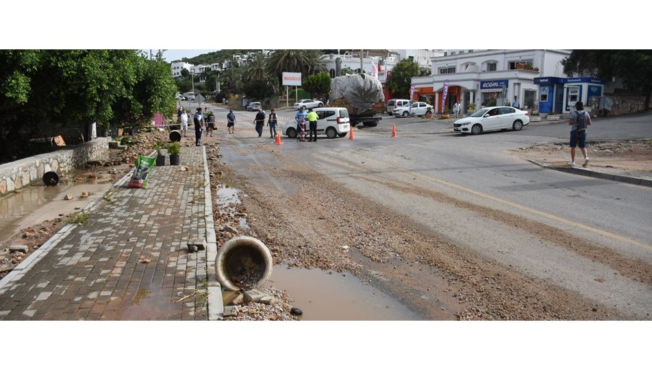 Bodrum'da içme suyu isale hattı patladı, yolda göçük oluştu