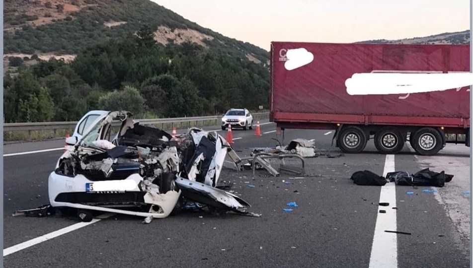 Otobanda TIR'a arkadan çarpan araç paramparça oldu: 3 ölü, 1 yaralı