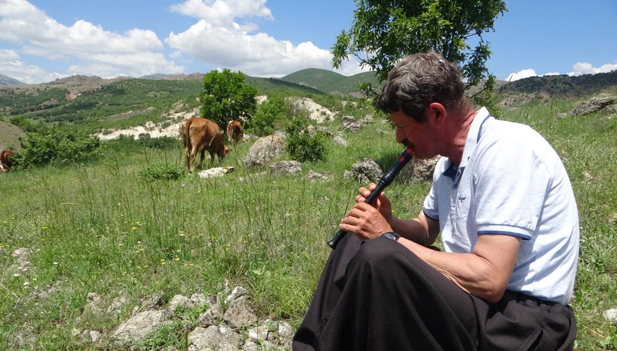 Sürülerini flüt eşliğinde otlatıyor