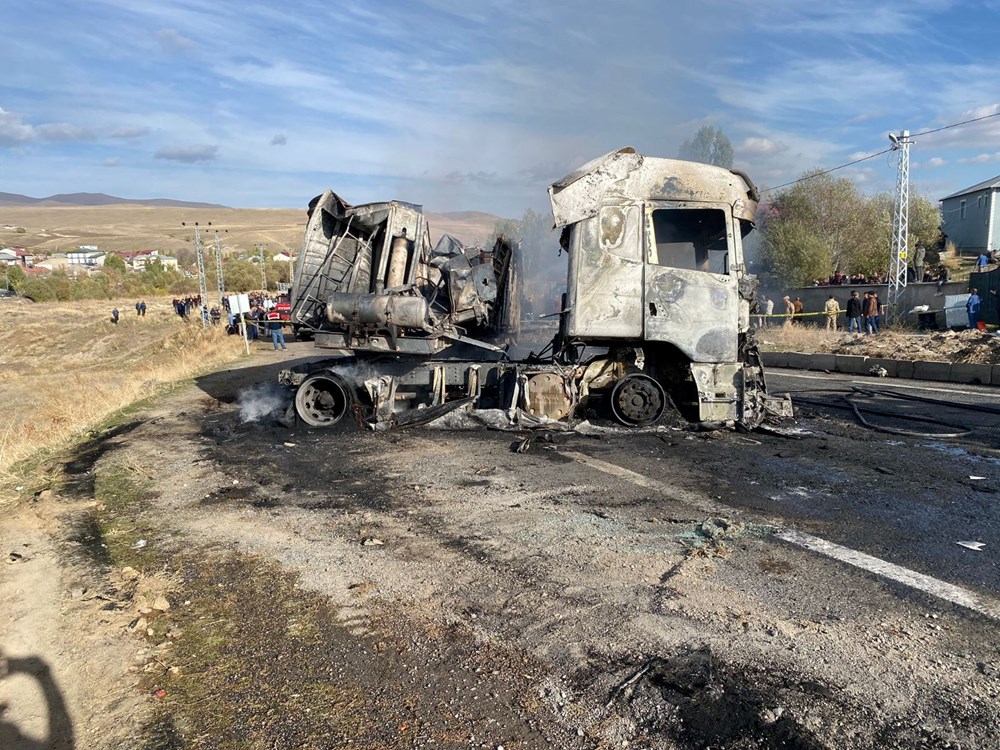 Ağrı'da yolcu otobüsü ile tanker çarpıştı: 7 ölü (Kaza yerinden ilk  görüntüler) - Son Dakika Türkiye Haberleri | NTV Haber
