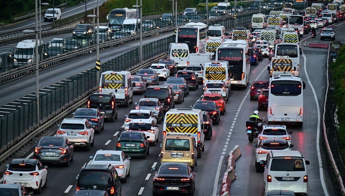 Sağanak İstanbul trafiğini vurdu: Yoğunluk yüzde 87'ye yükseldi