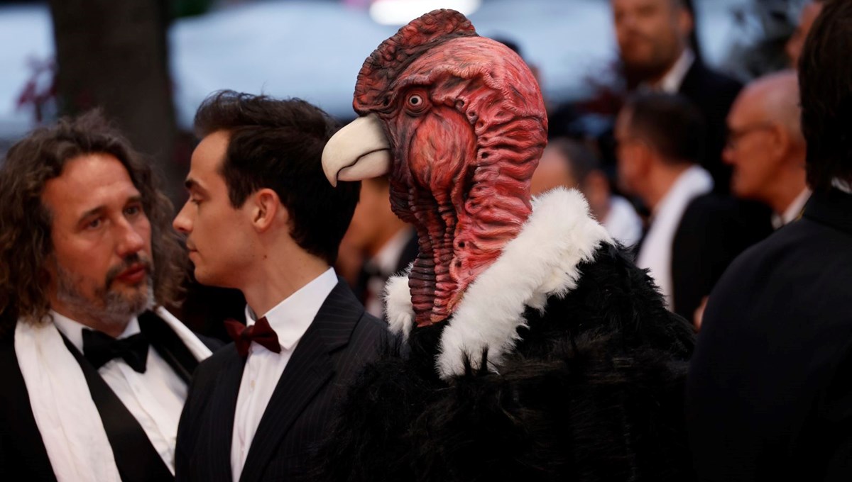 Cannes'a kuş kostümlü adam damga vurdu