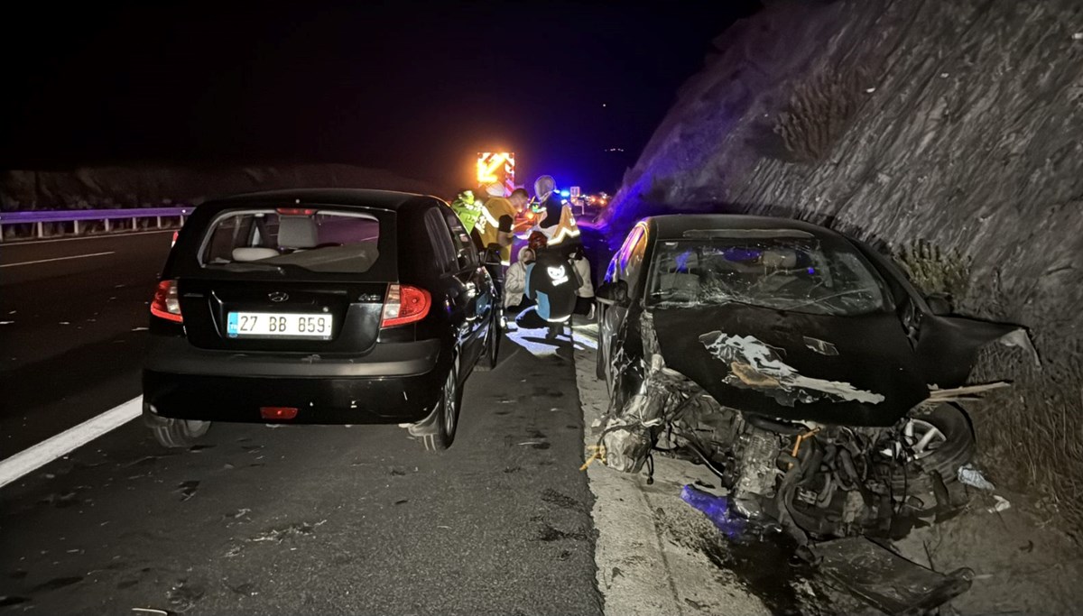 5 araç TIR'dan düşen tomruklara çarptı, bir kişi öldü, dokuz kişi yaralandı 5 araç TIR'dan düşen tomruklara çarptı, bir kişi öldü, dokuz kişi yaralandı
